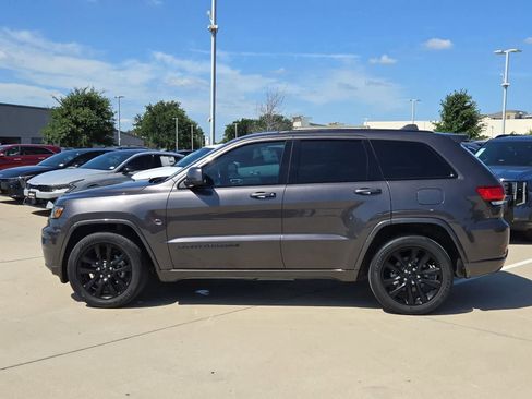 Used 2019 Jeep Grand Cherokee Altitude RWD image 3