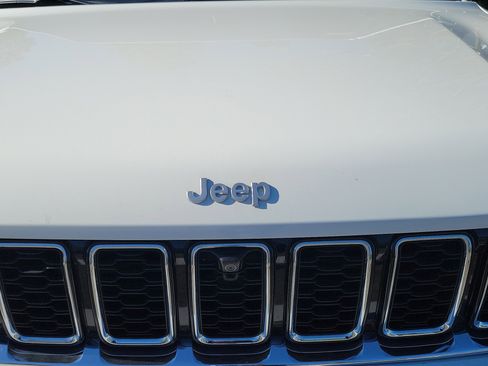 Used 2025 Jeep Grand Cherokee Limited w/ Luxury Tech Group II image 5