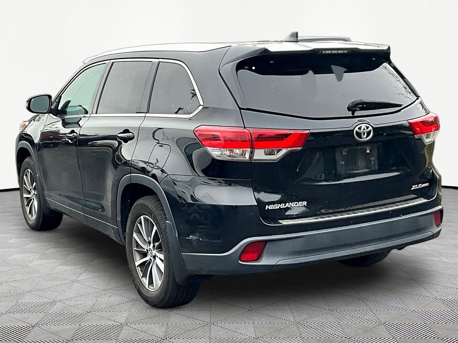 Used 2018 Toyota Highlander XLE AWD/4WD image 4