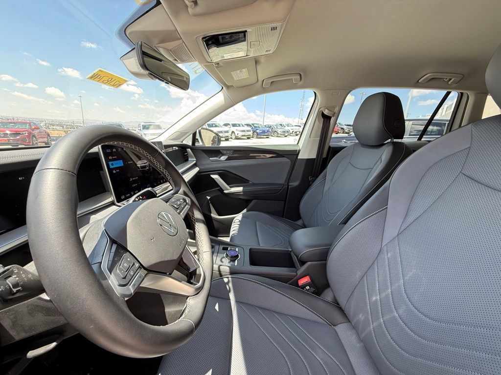 Certified 2025 Volkswagen Tiguan SE FWD image 11