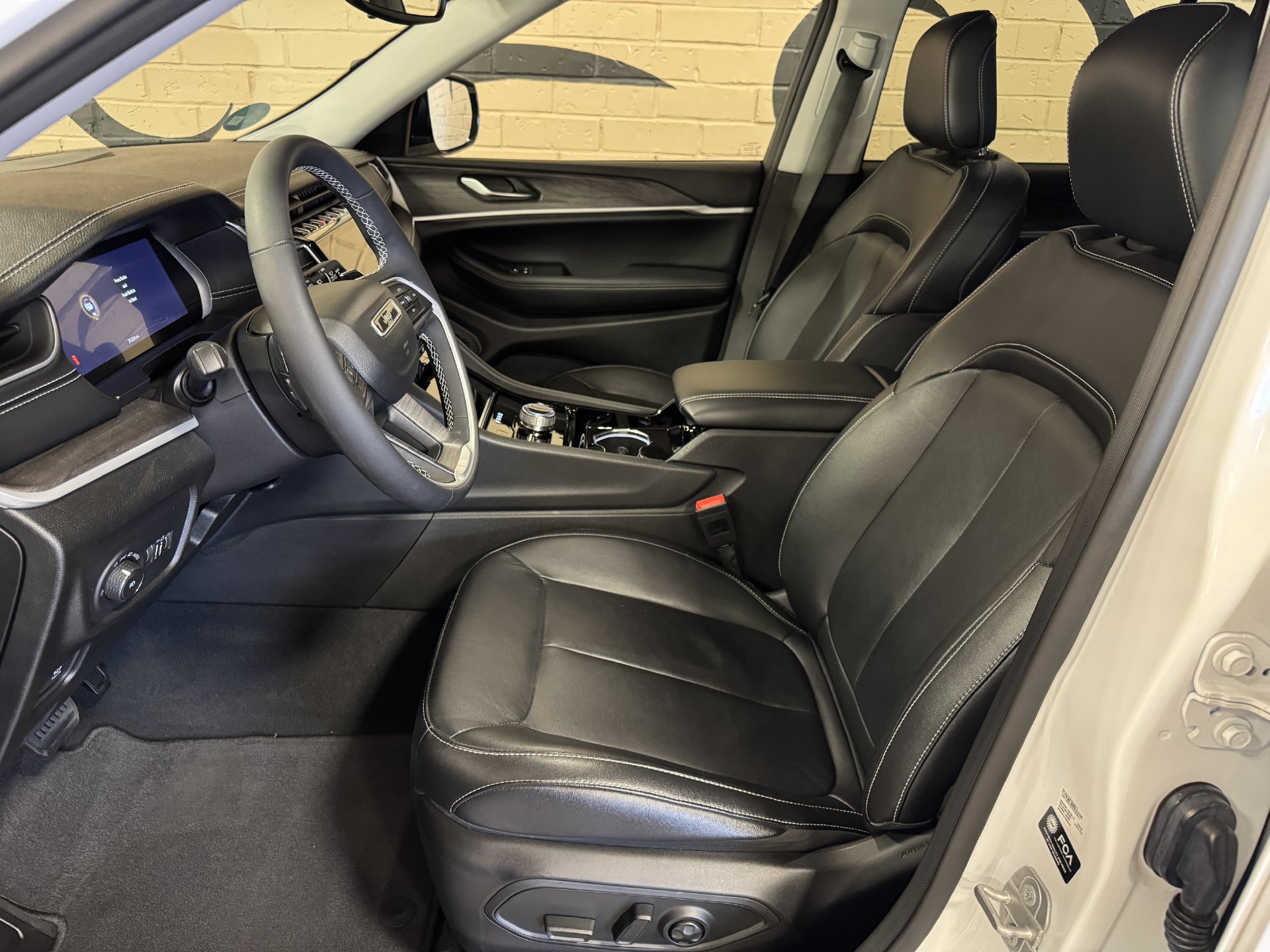 Used 2023 Jeep Grand Cherokee Limited AWD/4WD image 18