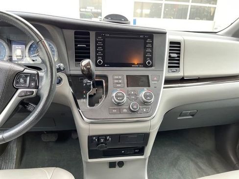 Used 2019 Toyota Sienna XLE Premium image 16