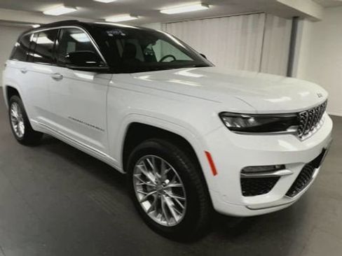 Used 2024 Jeep Grand Cherokee Summit w/ Luxury Tech Group V AWD/4WD image 2