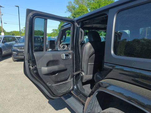 Used 2023 Jeep Wrangler Unlimited Sahara w/ Cold Weather Group AWD/4WD image 25