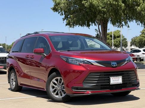 Used 2024 Toyota Sienna LE w/ LE Plus Package FWD image 2