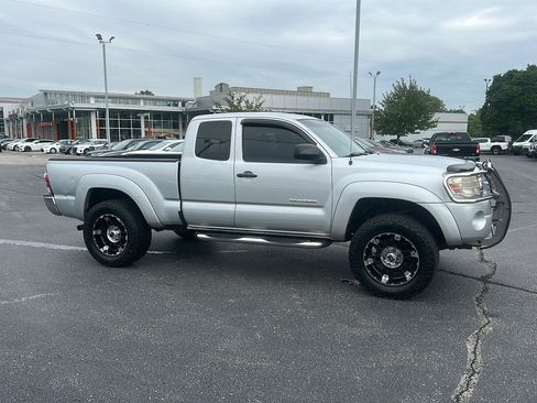 Used 2010 Toyota Tacoma PreRunner RWD image 2