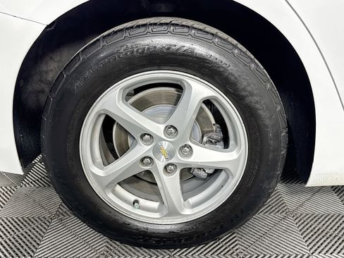 Used 2021 Chevrolet Malibu LT image 32