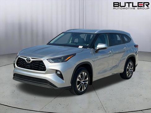 Used 2023 Toyota Highlander XLE FWD image 1