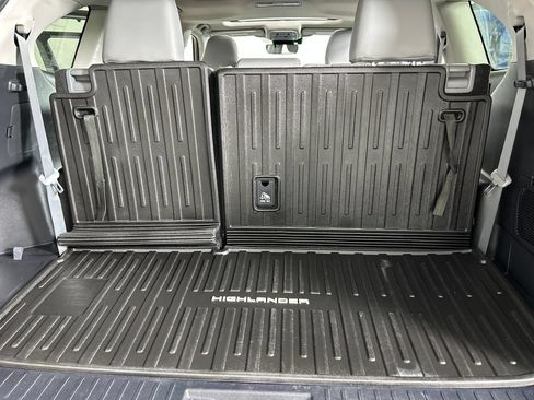 Used 2021 Toyota Highlander XLE AWD/4WD image 22