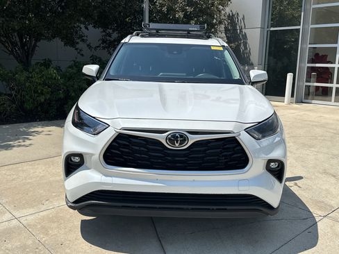 Used 2023 Toyota Highlander XLE AWD/4WD image 5