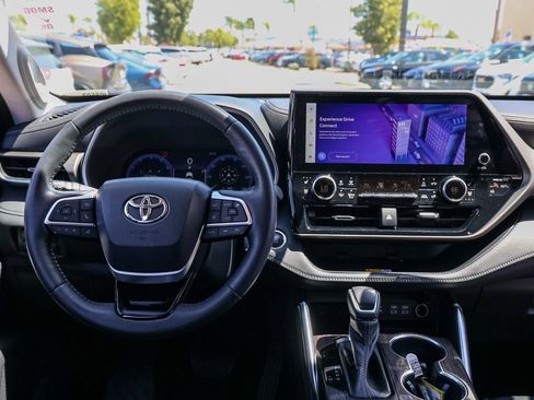 Used 2023 Toyota Highlander Limited FWD image 22