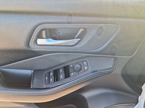 Used 2025 Nissan Rogue SV AWD/4WD image 13