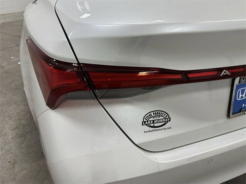 Used 2019 Toyota Avalon Limited image 22