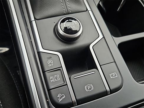 Certified 2025 Kia Sorento LX image 18