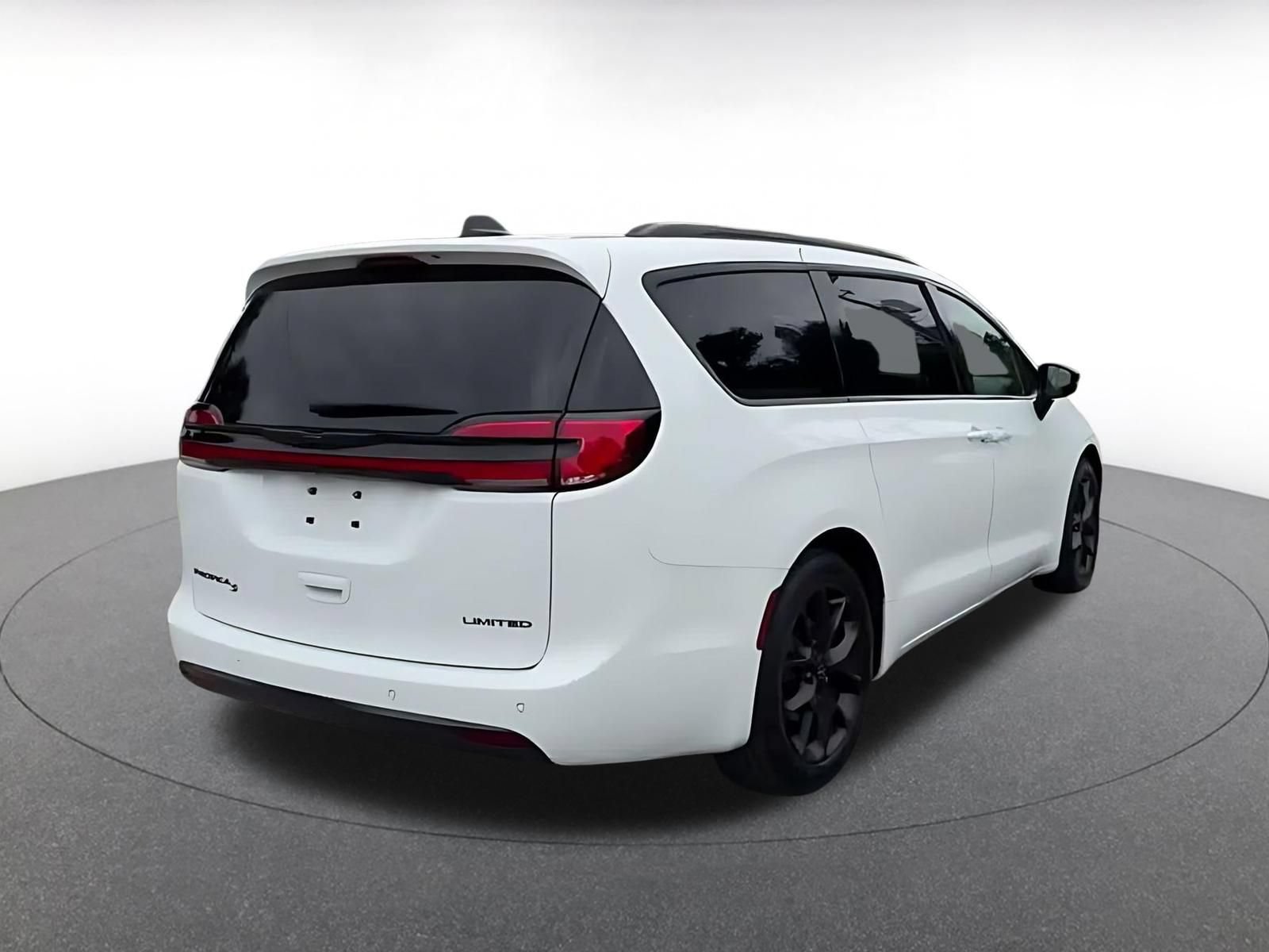 Used 2025 Chrysler Pacifica Limited FWD image 13