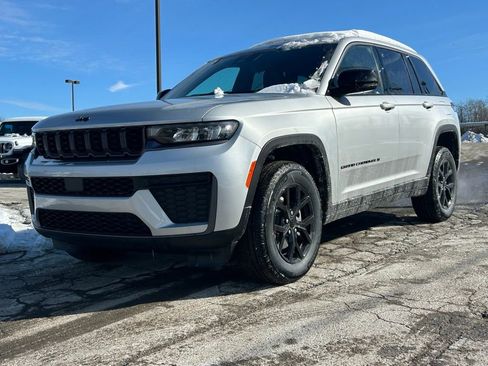 New 2026 Jeep Grand Cherokee Altitude AWD/4WD image 2
