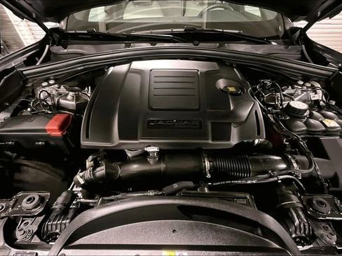 Certified 2025 Jaguar F-PACE R-Dynamic S image 9