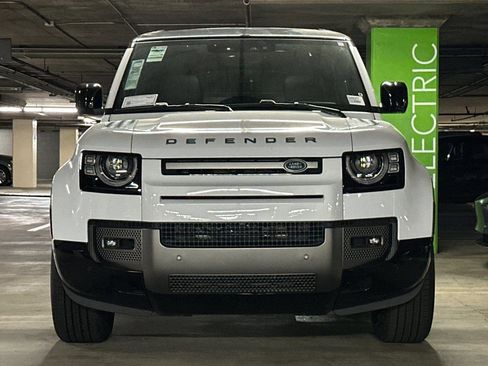 New 2025 Land Rover Defender 130 X-Dynamic SE AWD/4WD image 5