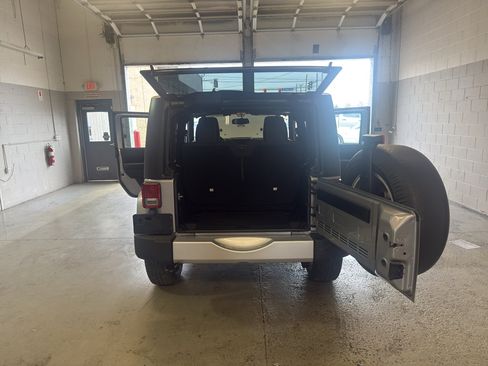 Used 2015 Jeep Wrangler Sahara w/ Connectivity Group AWD/4WD image 13