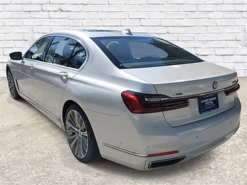 Used 2021 BMW 750i xDrive w/ Executive Package image 3