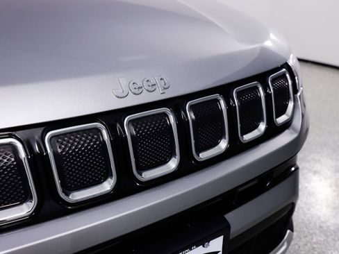 Used 2022 Jeep Compass Limited image 4