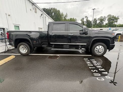 Used 2024 Chevrolet Silverado 3500 High Country w/ High Country Premium Package AWD/4WD image 2