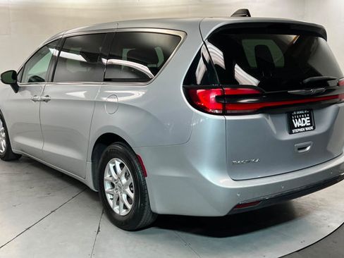 Used 2023 Chrysler Pacifica Touring-L FWD image 3