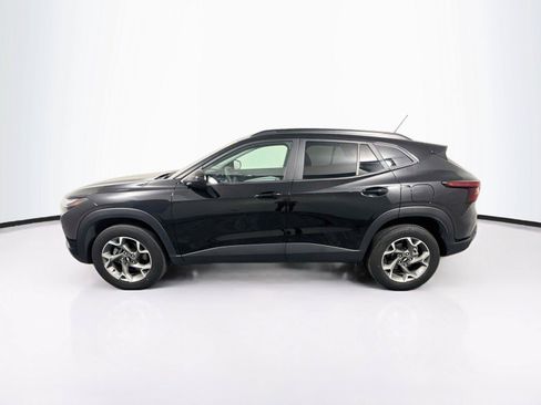 Used 2025 Chevrolet Trax LT FWD image 2
