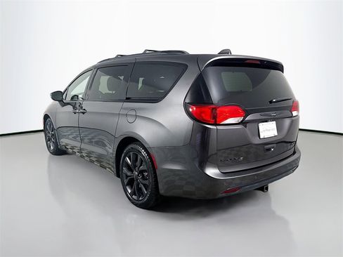 Used 2018 Chrysler Pacifica Limited image 3