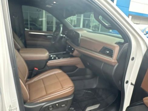 Used 2025 Chevrolet Tahoe High Country AWD/4WD image 8