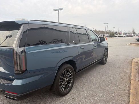 Certified 2025 Cadillac Escalade ESV Sport Platinum image 4