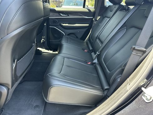 Used 2024 Jeep Grand Cherokee Limited w/ Black Appearance Package AWD/4WD image 23