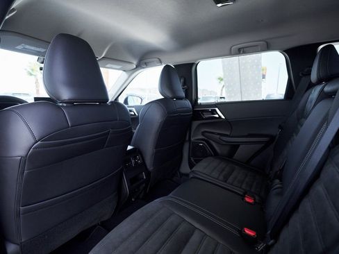 Used 2025 Mitsubishi Outlander SE image 23