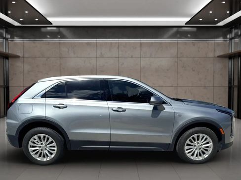 Used 2024 Cadillac XT4 Luxury w/ Cold Weather Package FWD image 2