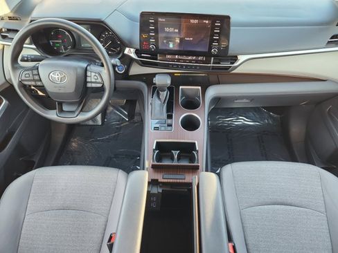 Used 2022 Toyota Sienna LE image 25
