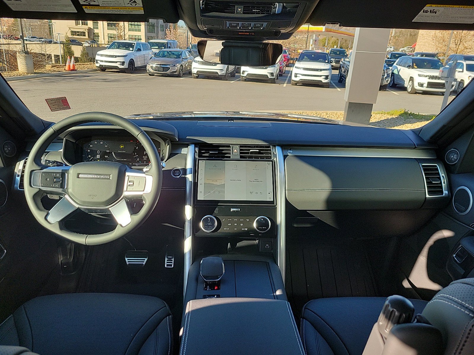 Used 2025 Land Rover Discovery Dynamic SE AWD/4WD image 21