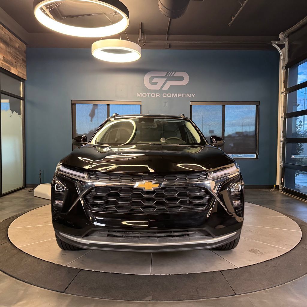 Used 2025 Chevrolet Trax LT w/ LT Convenience Package FWD image 8