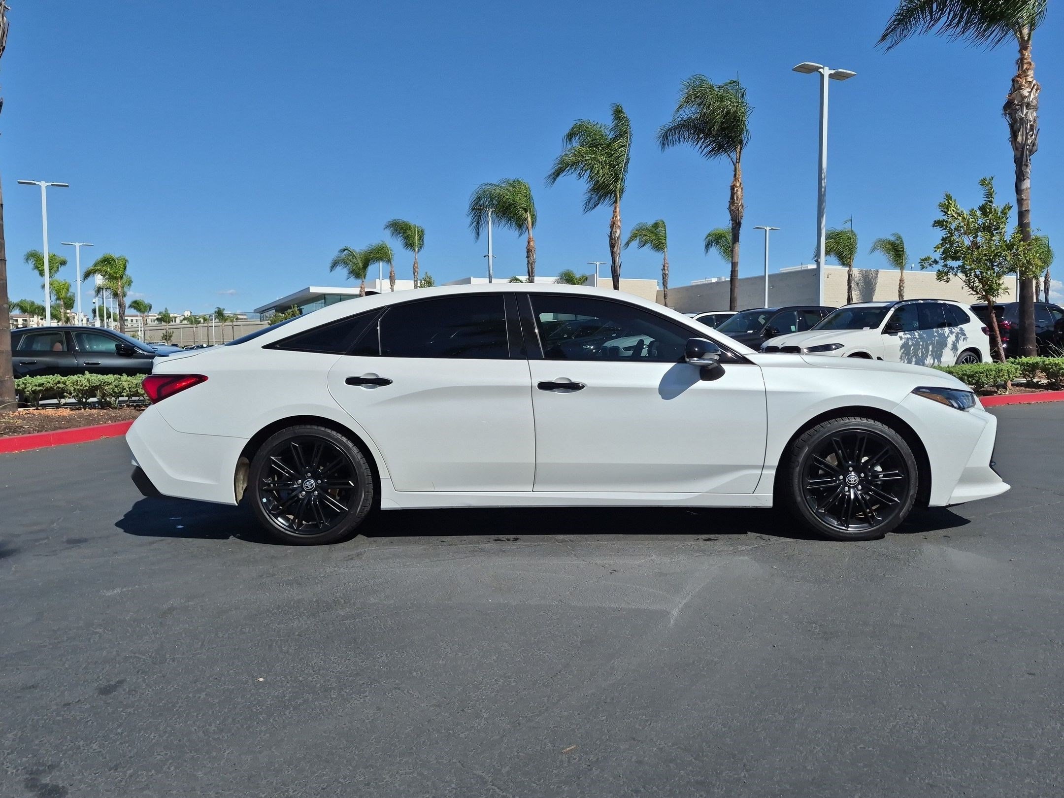 Used 2022 Toyota Avalon XSE FWD image 11