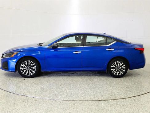 Used 2025 Nissan Altima 2.5 SV FWD image 4