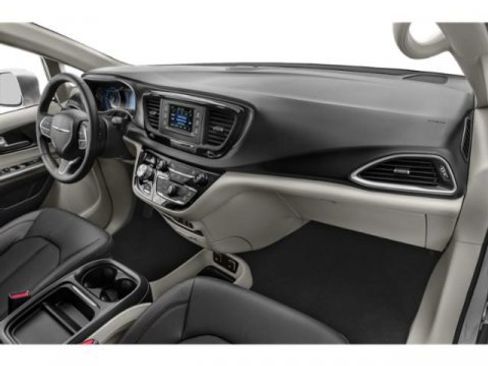 Used 2018 Chrysler Pacifica Touring-L FWD image 13