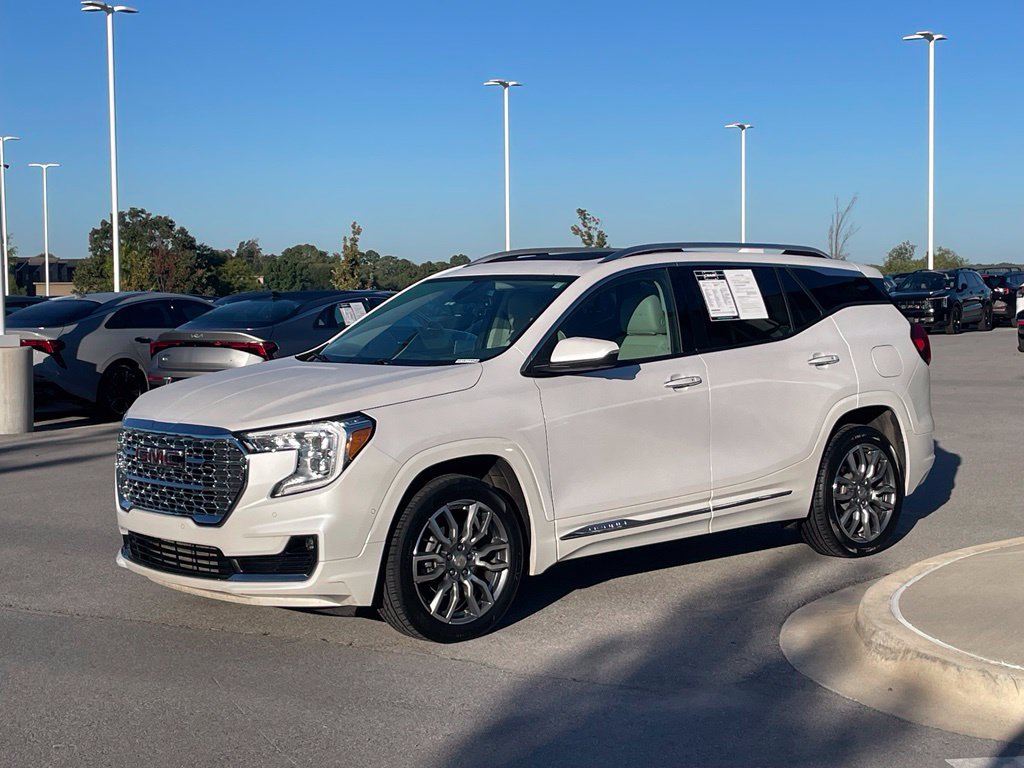 Used 2024 GMC Terrain Denali w/ Denali Premium Package AWD/4WD image 4