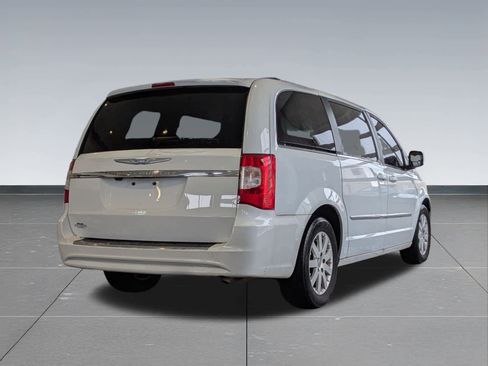 Used 2015 Chrysler Town & Country Touring image 6