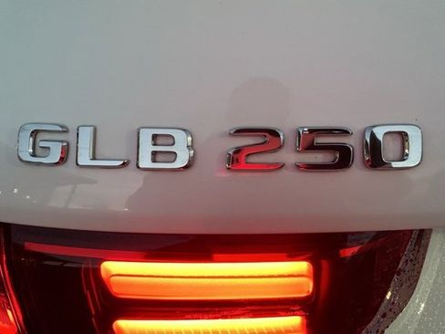 Used 2025 Mercedes-Benz GLB 250 4MATIC image 9