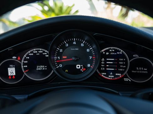 Used 2021 Porsche Panamera image 16