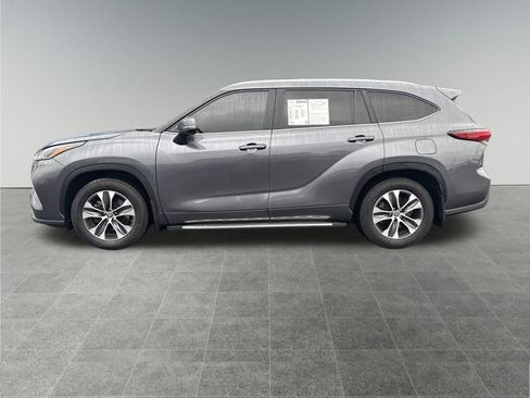 Used 2023 Toyota Highlander XLE image 2