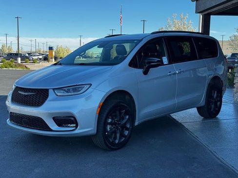 Used 2024 Chrysler Pacifica Limited w/ S Appearance Package AWD/4WD image 10