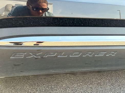 Used 2023 Ford Explorer Limited w/ Limited Technology Package image 31