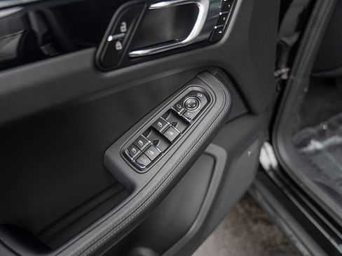 Certified 2026 Porsche Macan AWD/4WD image 19