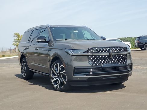 New 2027 Lincoln Navigator Black Label AWD/4WD image 1
