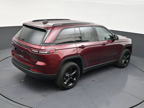 Used 2025 Jeep Grand Cherokee Limited w/ Black Appearance Package RWD image 17